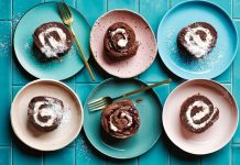 Serviranje rolata sa dzemom i cokoladom