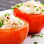Paradajz punjen pilećom salatom - Recepti i Kuvar online