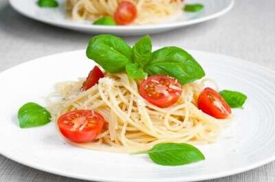 Špageti sa paradajzom i bosiljkom - Recepti i Kuvar online