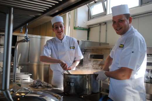 Mladi kuvari učestvuju u akciji pomoći izbeglicama