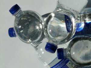 Las botellas de plástico son un caldo de cultivo para las bacterias - PIxabay