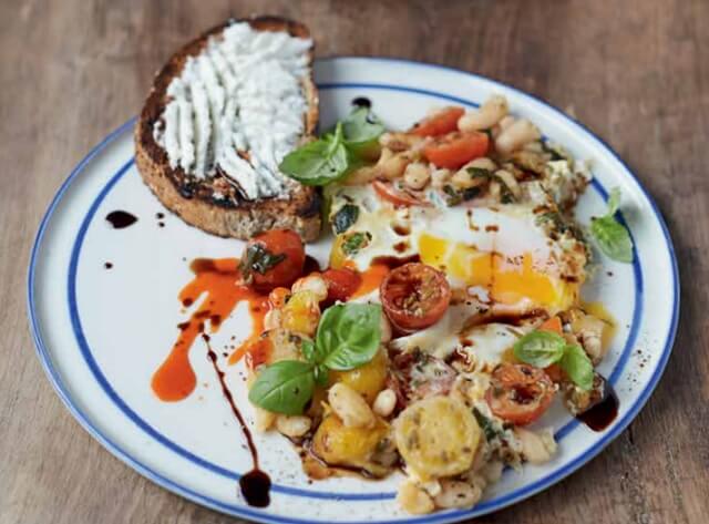 Jaja s raspuklim pasuljem, čeri paradajzom i tostom s rikotom - Džejmi Oliver - Recepti i Kuvar online