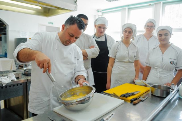 Gastronomski casovi italijanskog kuvara u Srednjoj turistickoj skoli, Eros Piko, kuvar - foto agencija ProPR