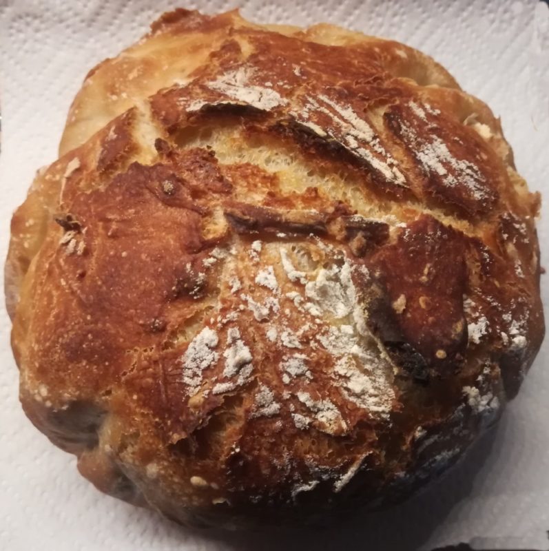 Hausgemachtes knuspriges Brot ohne Kneten