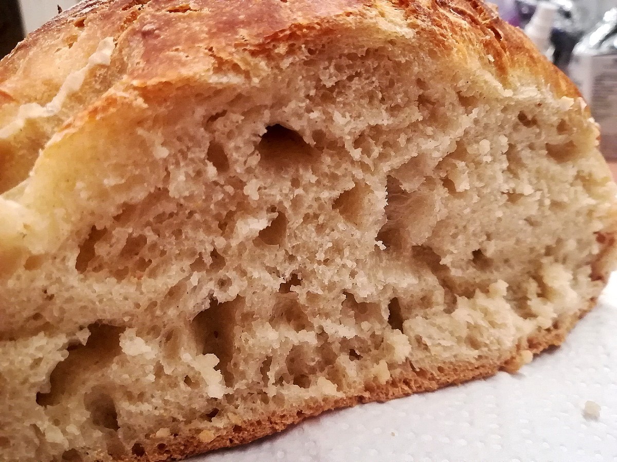 Homemade crispy bread without kneading