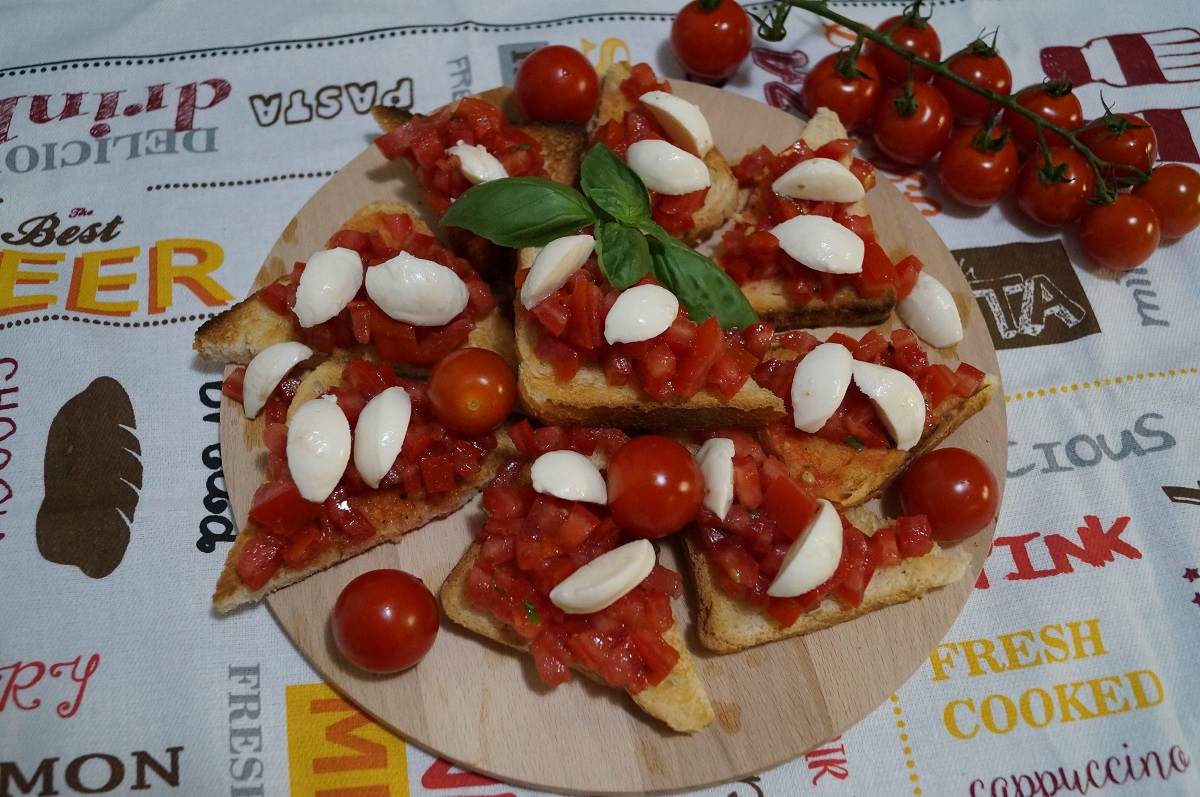 Bruschetti pomodoro con mozzarella baby - Marija Milošević - Recetas y libro de cocina online