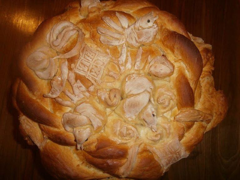 Svečani slavski hleb sa bogatim ukrasima Verice Poznanović